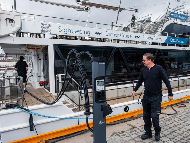 NY HVERDAG: Hurtiglading på Rådhusbrygge 2 gir en ny hverdag for MS Brisen. Her gjør maskinpasser Lars Christian Myhrvold seg klar til å koble fartøyet fra laderen.