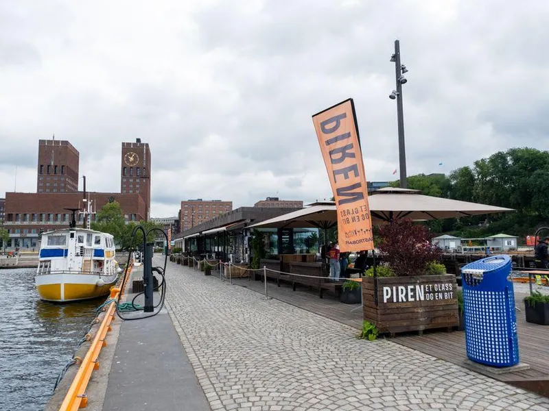 FLOTT BELIGGENHET: Rådhusbrygge 2 regnes som en av Oslo Havns mest attraktive og besøkte kaier på grunn av den flotte beliggenheten og den elegante utformingen. Hos "Piren" kan du få noe godt å spise og drikke.
