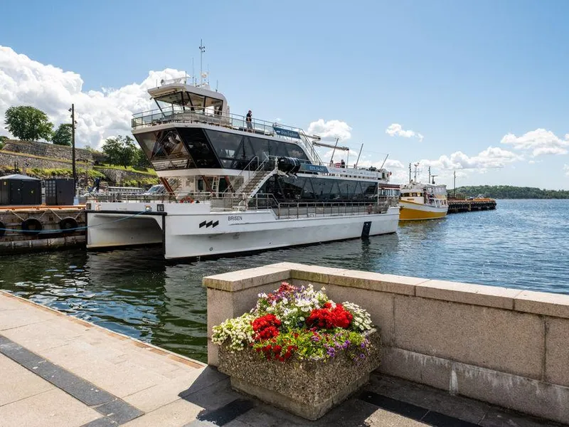 FAST KAIPLASS: MS Brisen har fast kaiplass ved Rådhusbrygge 2, hvor Oslo Havn har etablert et nytt hurtigladeanlegg for elektriske fartøy.