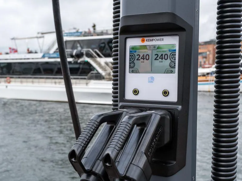 HURTIG: Med de nye hurtigladerne kan MS Brisens to batteripakker lades samtidig, og båten kan lades på én til to timer.