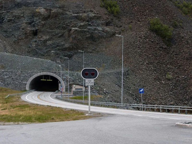 Foto av tunnelinnslaget til Kåfjordtunnelen på E6 i Alta.