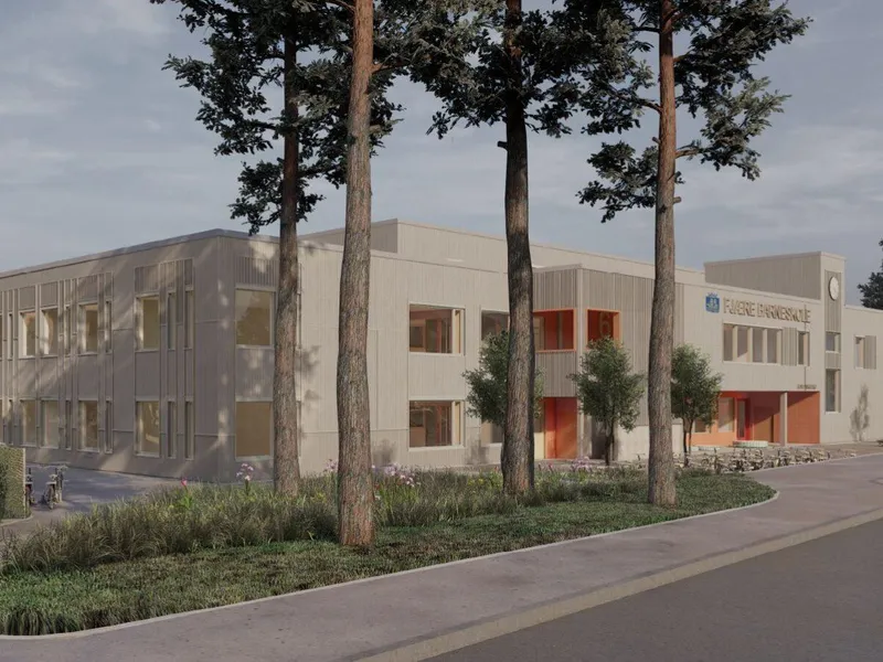 Illustrasjon av Fjære Barneskole med hovedinngang, uteområde og trær.
