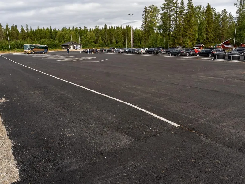 Parkering for buss og bil - Klikk for stort bilde
