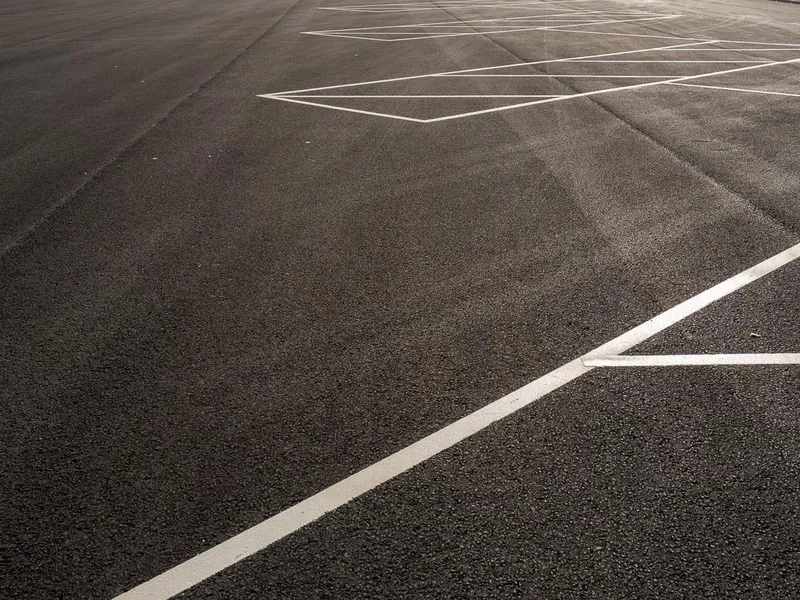 Ti bussplasser, hvorav åtte er ferdig oppmerket - Klikk for stort bilde