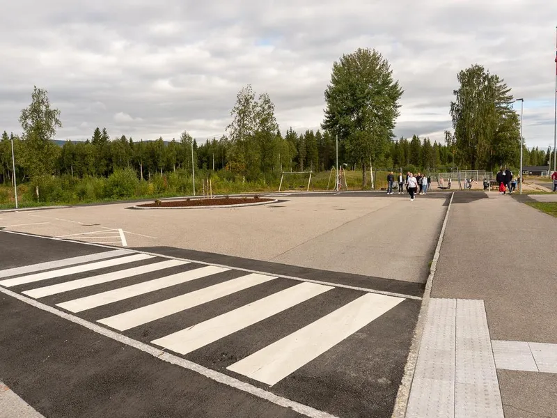 Drop-off ved skolen - Klikk for stort bilde
