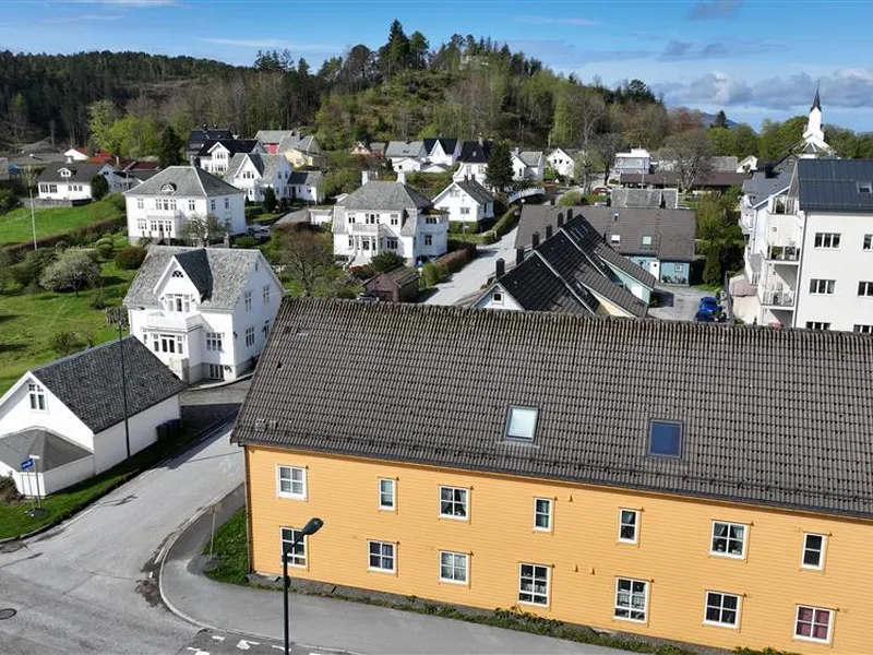 Fugleperspektiv som viser byen frå øvste etasje i Albertatunet retta mot kyrkja og Von - Klikk for stort bilete