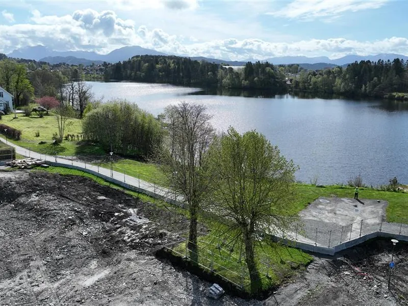 Fugleperspektiv frå nordvest der ein ser tomta til Albertatunet retta mot storevatnet - Klikk for stort bilete