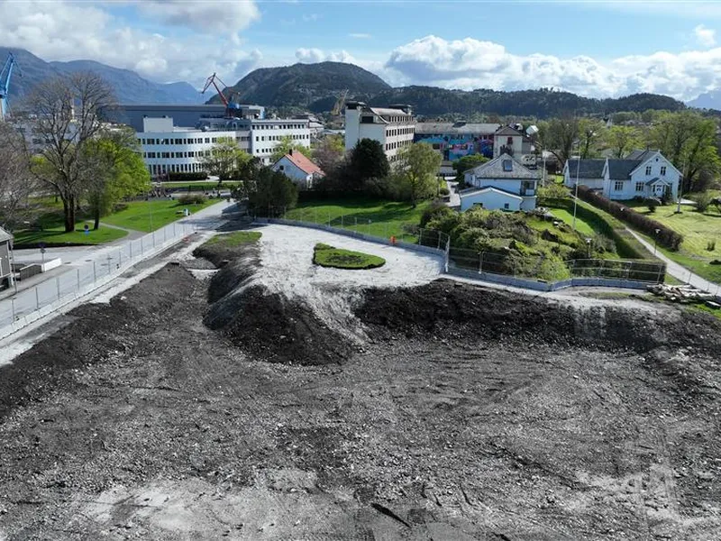 Tomta til nye Albertatunet sett frå vest i fugleperspektiv - Klikk for stort bilete