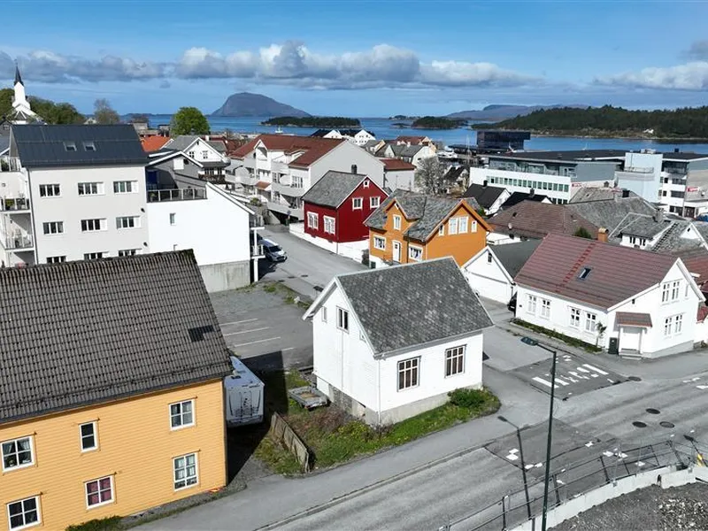 Fugleperspektiv som viser utsikta frå Albertatunet retta mot vest i sentrum - Klikk for stort bilete