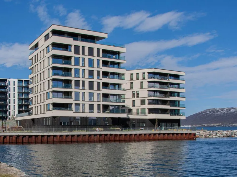 Alfon B og C er et moderne boligprosjekt på Kræmer Brygge med 54 leiligheter, sjøutsikt, gode solforhold og minimalistiske detaljer.