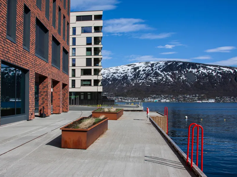 Promenaden foran Alfon B & C på Kræmer Brygge med universelt utformede gangsoner.