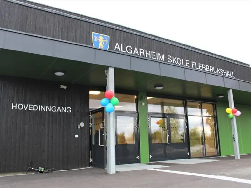 Inngangspartiet til den nye flerbrukshallen på Algarheim