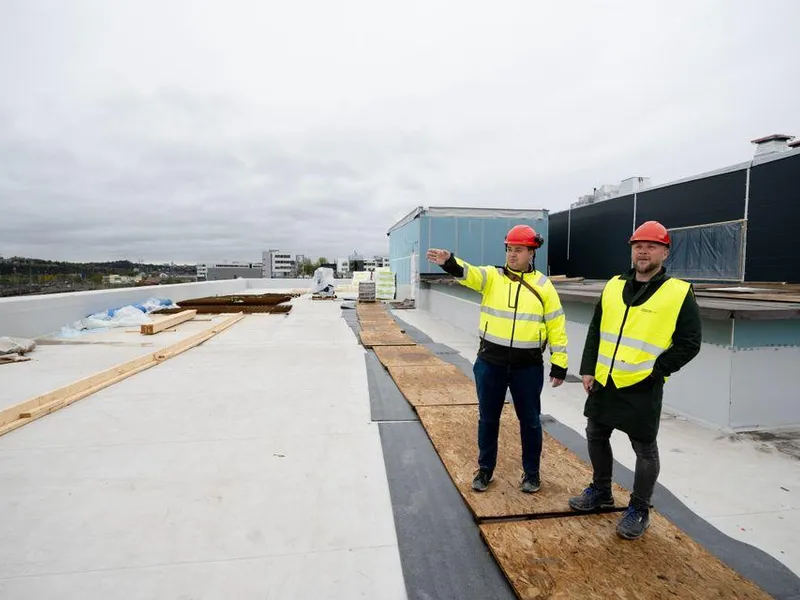 Jørn Sæbø (t.v.) og Kenneth Dahlgren på byggeplass Foto Finn Ståle Felberg.jpg