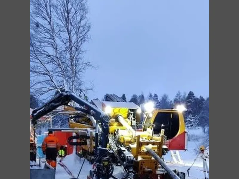 No Dig-metoden styrt boring, går kort fortalt ut på å føre en borstang, kalt pilot, under bakken etter en prosjektert trasé. Når borstangen kommer ut i motsatt ende, monteres en rymmekrone på stangen. Foto. Rambøll