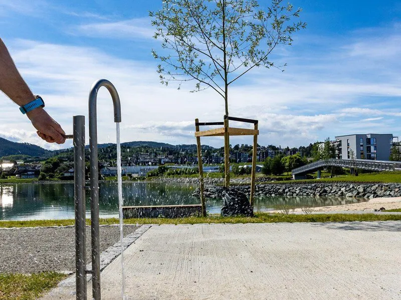 Det er montert vannkraner langs stranda, oppå sluk for drenering. Foto: Asplan Viak