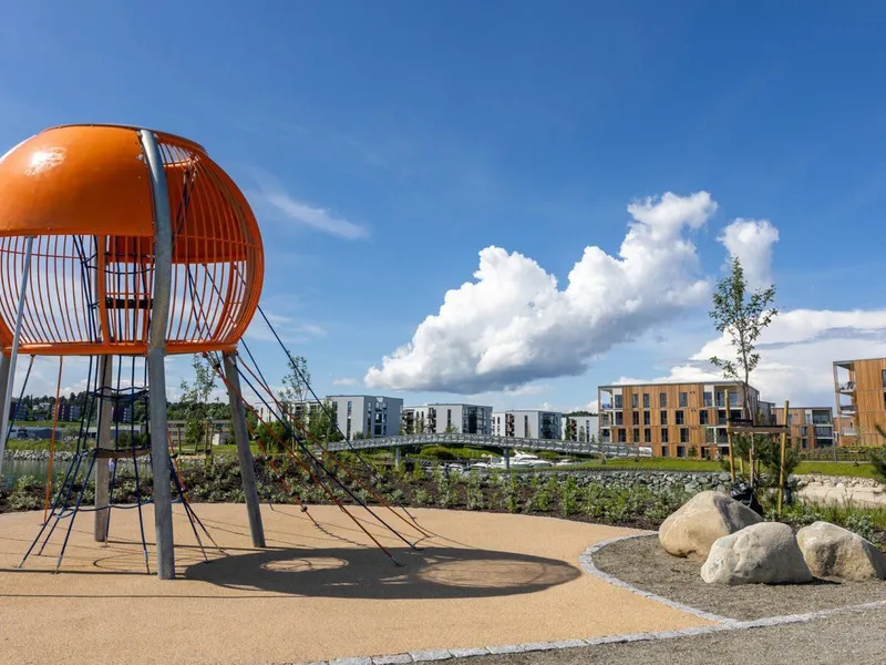 Et lekestativ med et oransje kuleformet utsiktstårn. Foto: Asplan Viak