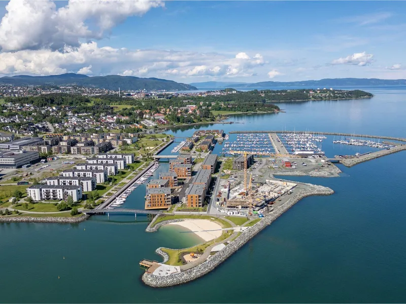 Dronebilde av badeplassen sentralt plassert på Grilstad Marina i Trondheim. Foto: Asplan Viak