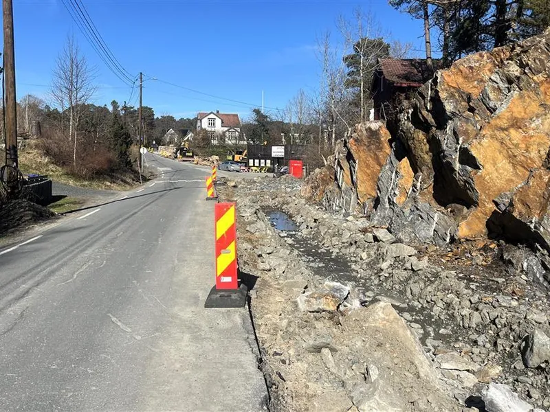 Vei, hindermarkering og gang- og sykkelvei under oppføring. Butikken i Homborsund i bakgrunnen  - Klikk for stort bilde