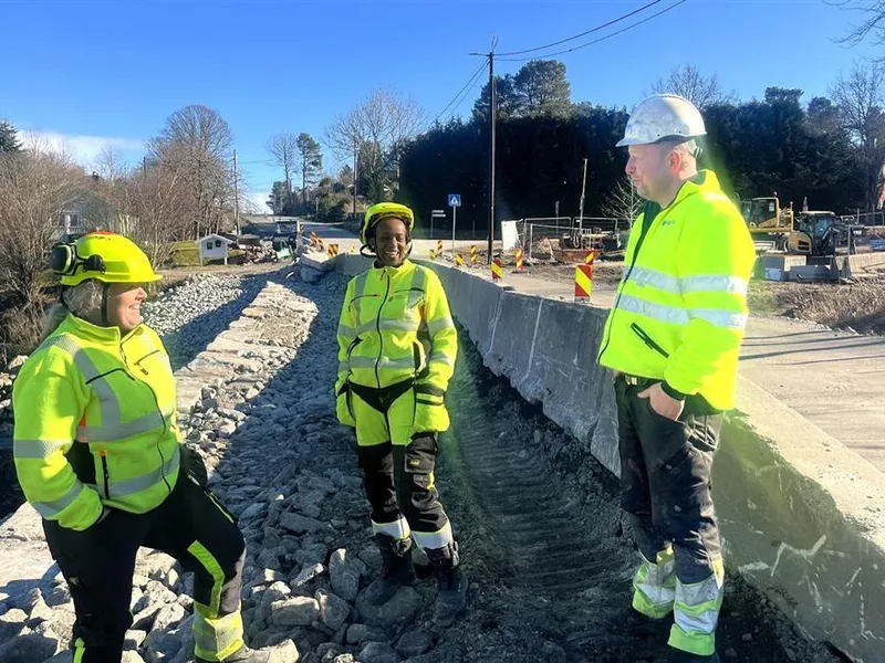 Tre arbeidere langs en vei som er under bygging - Klikk for stort bilde