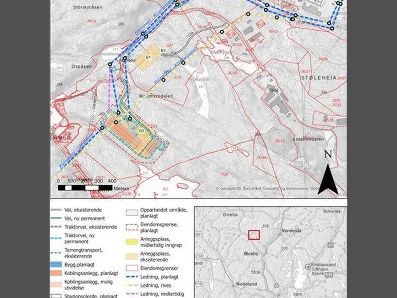 Situasjonsplan for Statnetts tiltak ved Støleheia. Nye Stemmen transformatorstasjon er vist nede til venstre i kartet, markert med oransje, mens de nye ledningene fra Kristiansand stasjon til Stemmen er vist med blå stiplete streker.