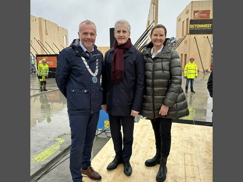 Ordfører Kjell Neergaard, sammen med Statsminister Jonas Gahr Støre og daglig leder Kristin Haug Lund på byggeplassen. Helfigurbilde av disse - Klikk for stort bilde