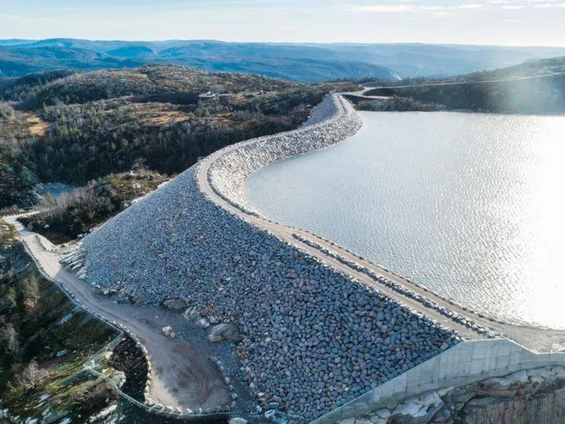 Dam, vannmagasin, himmel. Foto.