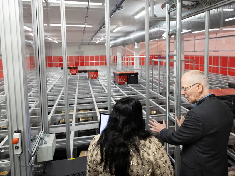 Det nye lydlaboratoriet og automatlageret Statsbygg har bygget for Nasjonalbiblioteket gir et viktig løft til arbeidet med å sikre og gjøre tilgjengelig den norske kulturarven. Tirsdag 25. feb 2025 ble de to byggene åpnet av kultur- og likestillingsminister Lubna Jaffery.