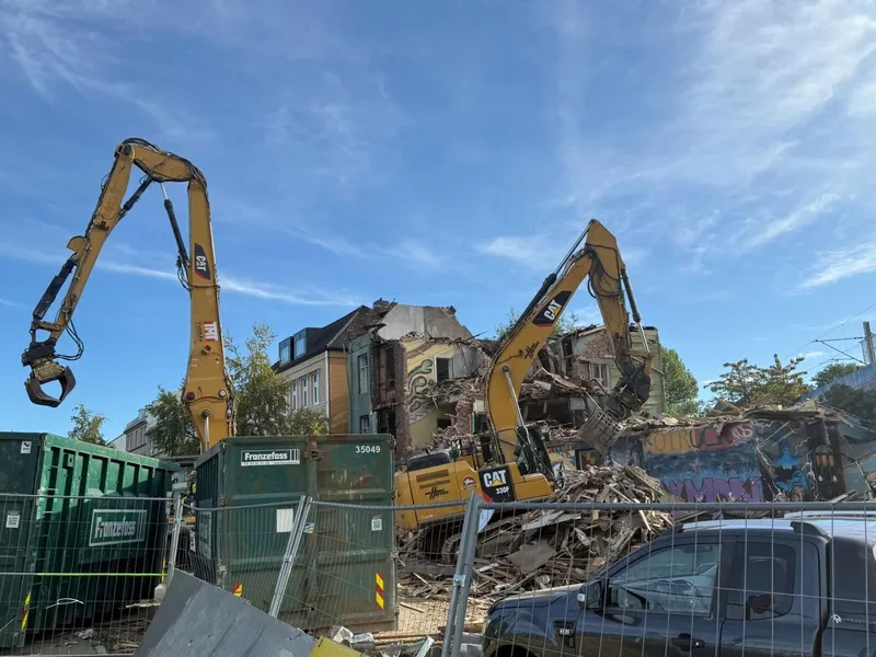 Strandveien 23 på Svartlamon i Trondheim rives i forbindelse med kapasitetsøkning på Trønderbanen. Prosjektet har blitt utsatt for flere tilfeller av hærverk. Foto: Bane Nor.