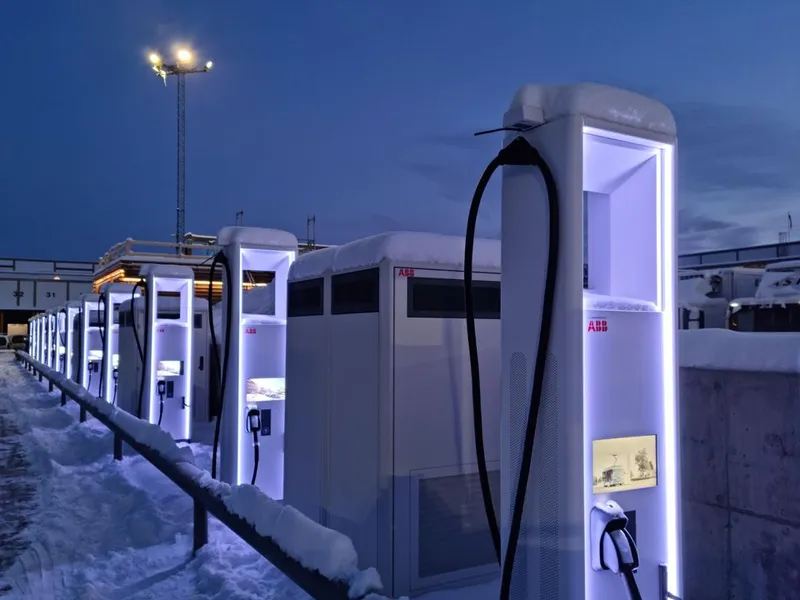 ABB leverer ladeinfrastruktur for elektriske lastebiler til ASKOs hovedlager i Vestby.
