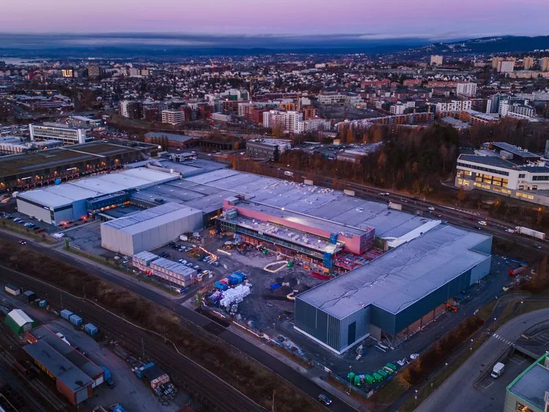Det rehabiliterte bygget i Alf Bjerckes vei 26 vil få solceller på både tak og fasader, og kan dermed levere omlag 280 000 kWh med egenprodusert kraft årlig – noe som blir ekstra viktig for et bygg der store deler av volumet er kjølerom med høyt energibehov.