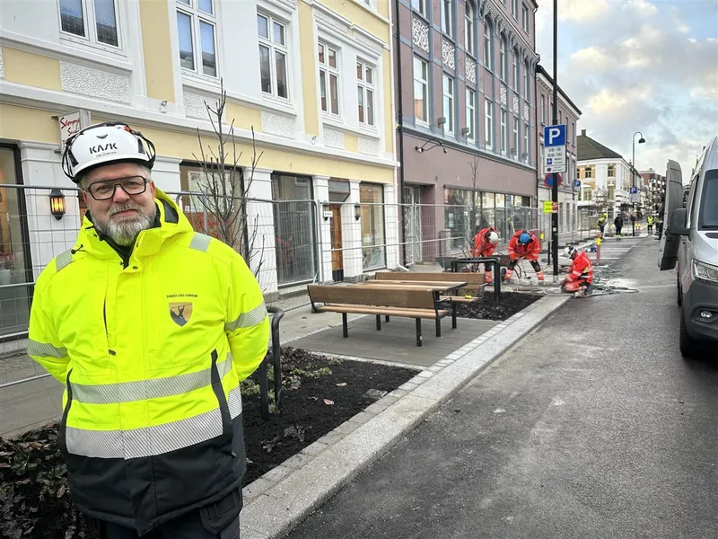 Prosjektleder i forgrunnen av oppgradert gate - Klikk for stort bilde
