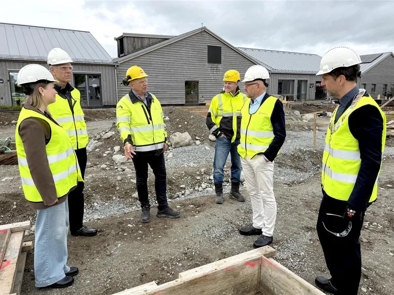 Leiarar i kommunen i verneutstyr på tomta for utvidinga av Kvernaland omsorgssenter - Klikk for stort bilete
