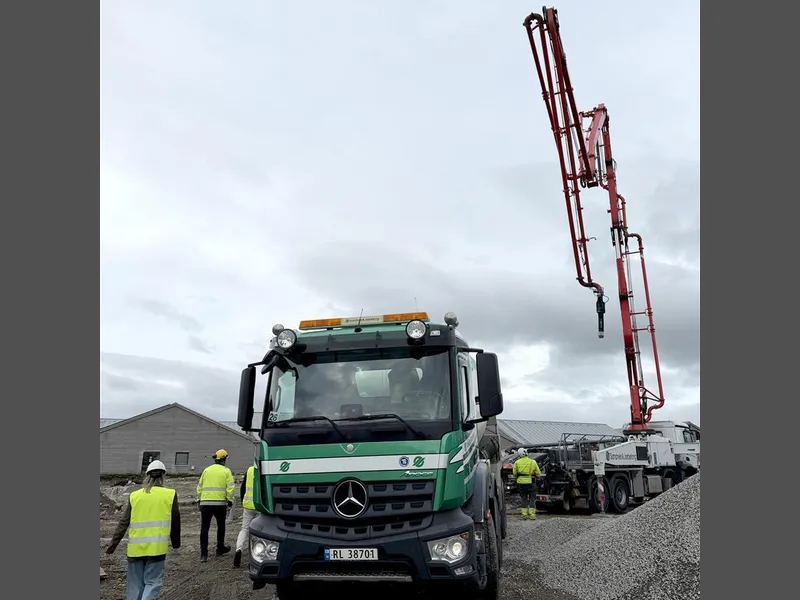 Betongbil og kran til å støypa med - Klikk for stort bilete