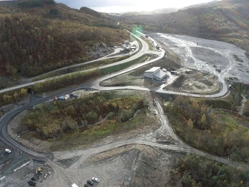Foto av industriområdet hvor den nye stasjonen skal bygges inntil dagens eksisterende stasjon, som står midt i bildet.