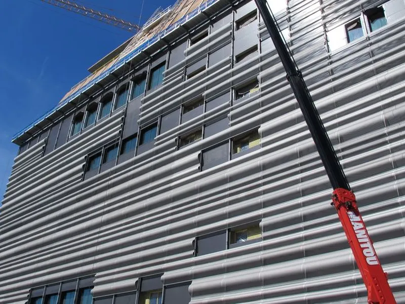 De karakteristiske, bølgeformede aluminiumsplatene som dekker fasaden er ikke bare enarkitektonisk hentydning til bølgene på fjorden nedenunder, men også et effektivt miljøtiltak for å spare energi. Foto: Kultur- og idrettsbygg Oslo KF