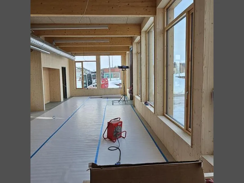 Inngangsparti i sørenden av bygget. Her har gulvet fått belegg.