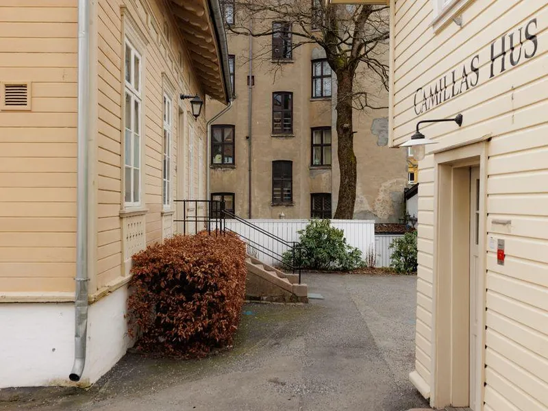 Uranienborgveien 3, sett fra smuget og de fredede byggene som skal bevares.