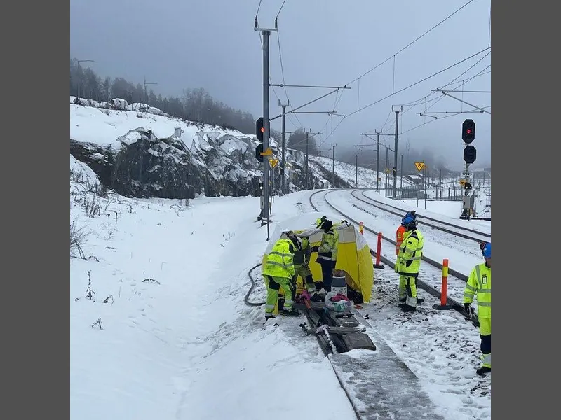 Det jobbes i kulda for å finne og rette feilen som har ført til stans i trafikken på Follobanen. Foto: Bane NOR