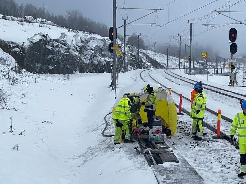 Det jobbes i kulda for å finne og rette feilen som har ført til stans i trafikken på Follobanen. Foto: Bane NOR