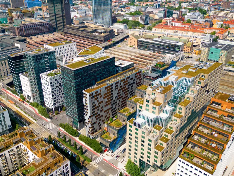 Kontorbyggene i Barcode er blant annet hjem for DNB, KLP og Deloitte. DNB opplyser at sedumtak fungerer fint til vannfordryøning, men byr på noen driftsmessige utfordringer. Foto: Bergknapp.