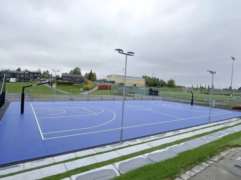 Blå basketballbane
