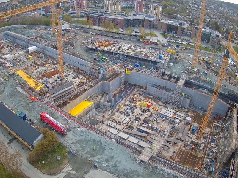 Den enorme byggegropa for Bassengbygget viser omfanget av et av landets mest krevende betongarbeider. Foto: Statsbygg.