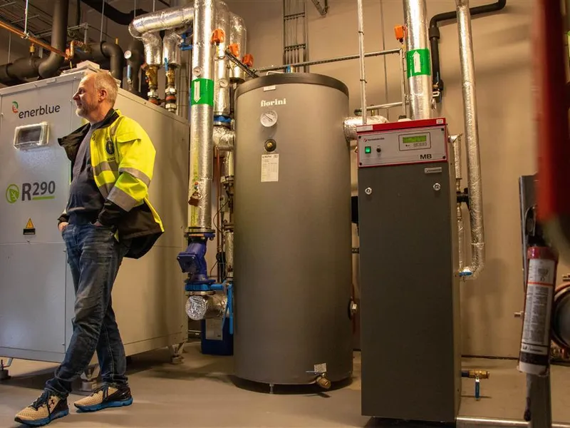 Tre maskiner er koblet til et rørsystem. De ser ut som varmtvanntanker, men har en mye viktigere funksjon. De står for varme produksjon i hele bygget. - Klikk for stort bilde