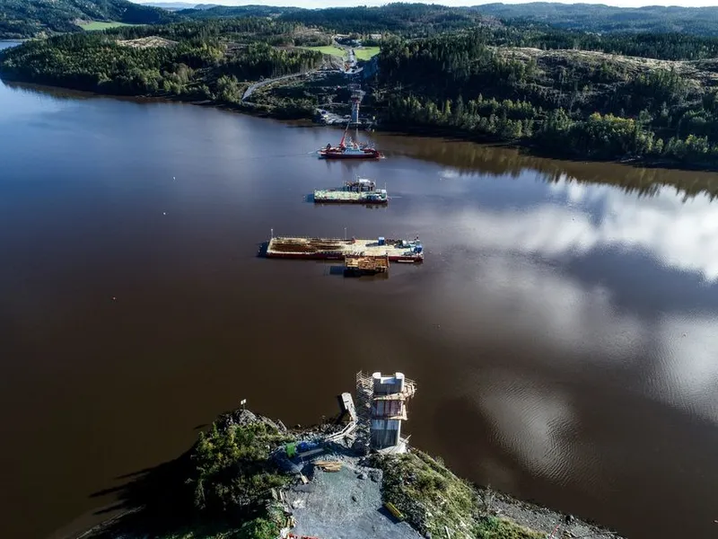 Store ismengder driver over Beitstadsundet på våren. Her skal den nye brua komme.  Foto: COWI