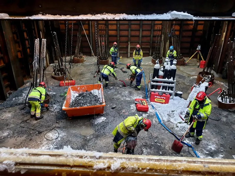 For å sikre brua mot gigantiske drivende isflak, måtte ingeniørene i COWI se etter løsninger under vannoverflata. Her støpes pelehodene i en vanntett stålkasse under vann. Foto: COWI
