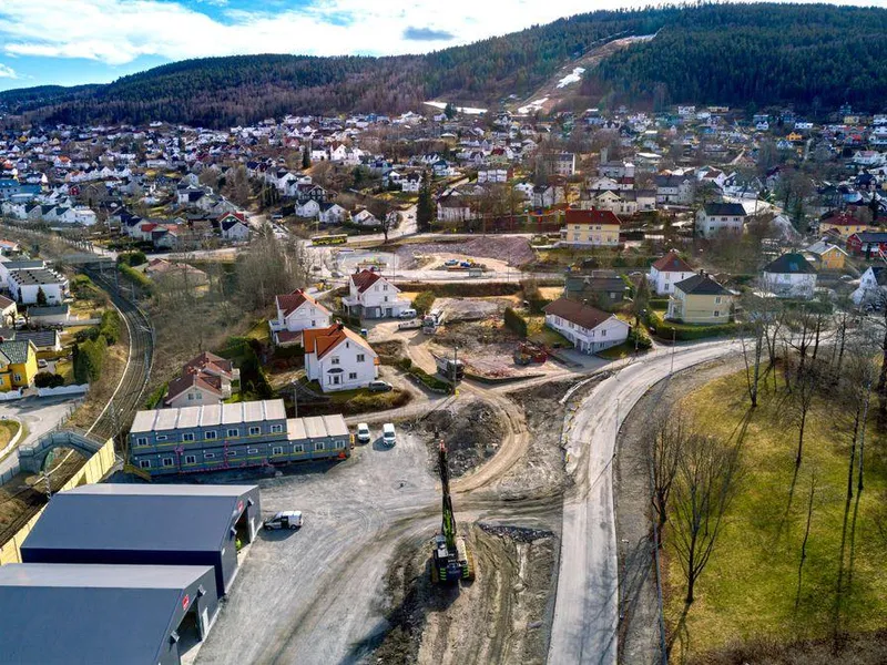 Her ses deler av anleggsområdet der en betongtunnel vil gå over i tunnel gjennom Strømsåsen. Totalt 7 km tunnel. Foto: Nils Maudal