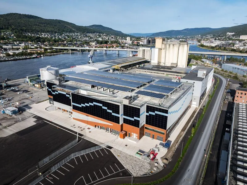 Med energiklasse A, 1.936 solcellepaneler på tak og fasade inkludert Norges største solcelle-carport og en batteribank på ½ megawatt, kan bygget produsere over 750 000 kWh strøm årlig.