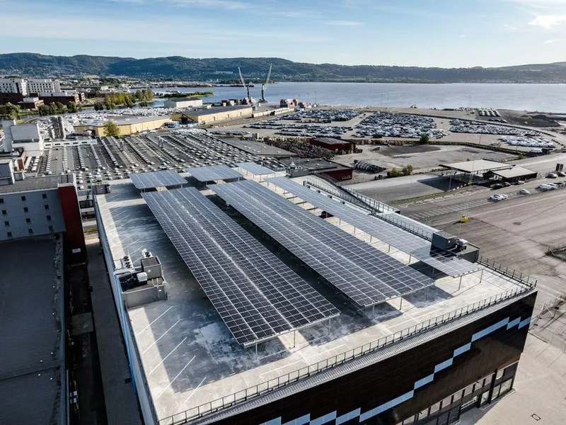 Med 1.936 solcellepaneler på tak og fasade inkludert Norges største solcelle-carport og en batteribank på ½ megawatt, kan bygget produsere over 750 000 kWh strøm årlig. Dette tilsvarer det årlige strømforbruket til mellom 35 og 45 eneboliger. Overskuddsstrømmen lagres i batterier og selges ute på det offentlige nettet.
