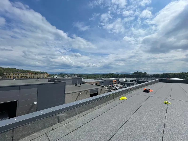Totalt areal på de tre  byggene til BIR Bedrift er 6500 kvadratmeter. Planlagt installert effekt på solanlegget er like under 1 MW, og årlig produksjon vil være om lag 770 000 kWh. Det tilsvarer årlig strømforbruk i rundt 50 boliger.