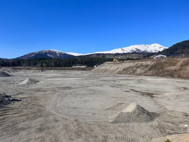 BIRs biogassanlegg skal bygges på Bjørkemoen Voss. Fredag 12. mai 2023 signerte konsernsjef Borghild Lekve i  BIR avtale på kjøp av arealet som IHM disponerer i dag, samt areal der NOBI har tatt ut grus eller driv på å ta ut grus. Det er i tråd med vår eierstrategi og det er en stor fordel å eie grunnen der vi skal investere så mye som det er tenkt i fremtiden.